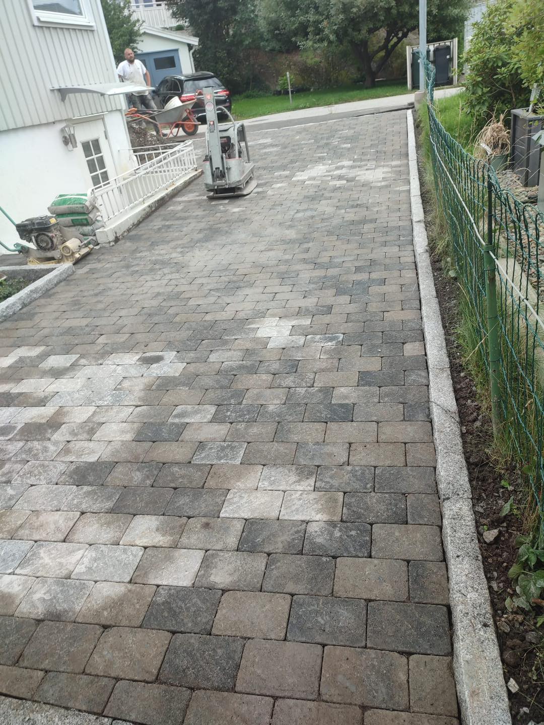 Stenläggning under arbete — markplatta och marksten